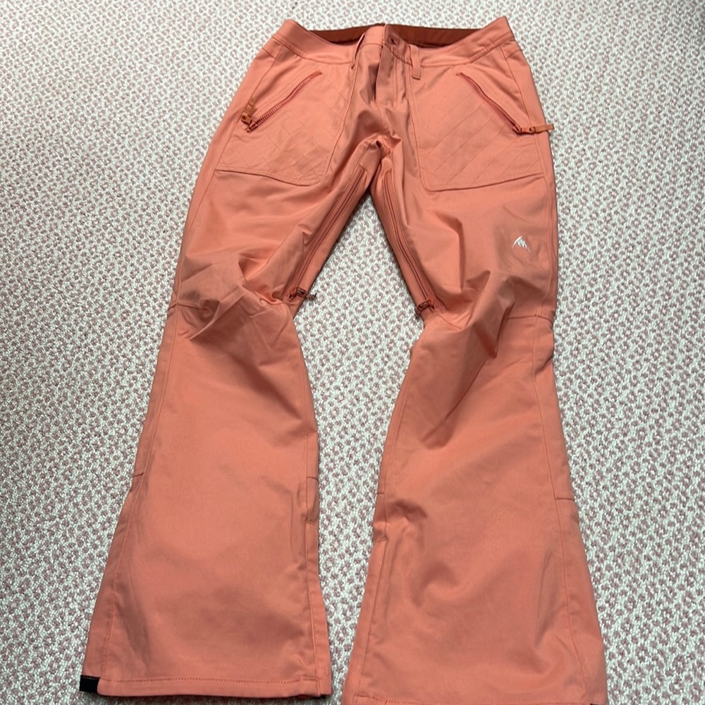 Burton orange/peach colored ski/snowboard pants with pockets and zippers, medium